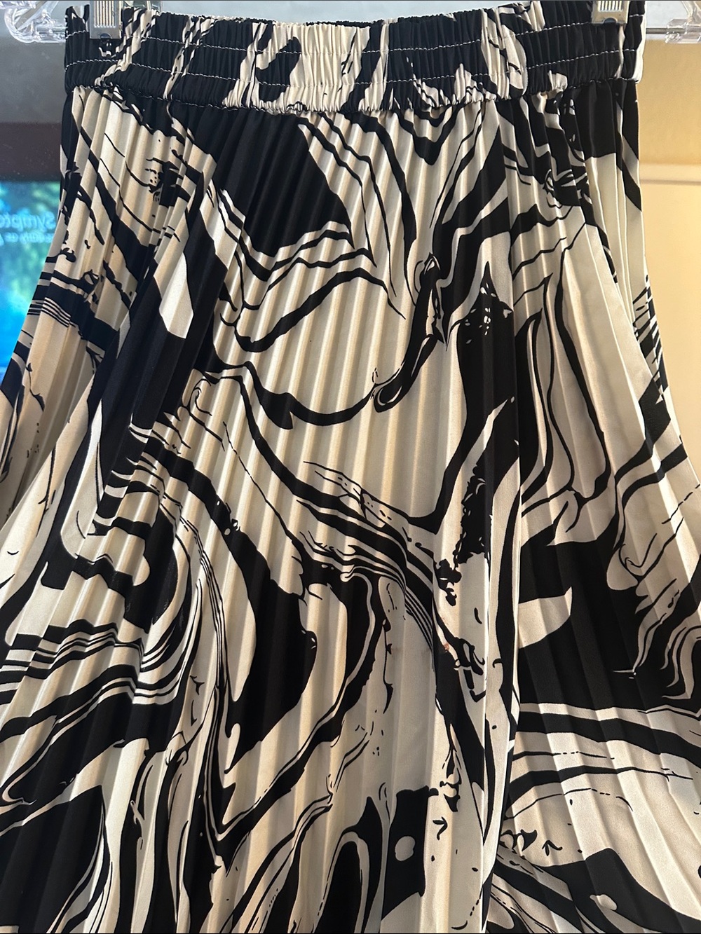 Stunning Pleated Palazzo Pants - Picture 2 of 4